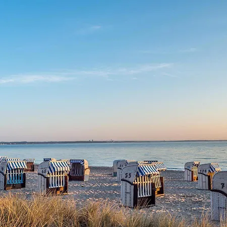 Strandliebe In Scharbeutz, Stilvolle Ferienwohnung, 150m Zum Strand! Sonnenbalkon, Ruhig Gelegen, Kostenfreier Parkplatz, Fahrstuhl Apartamento