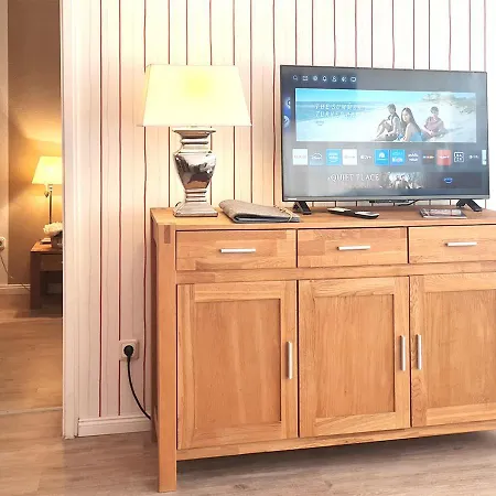 Strandliebe In Scharbeutz, Stilvolle Ferienwohnung, 150m Zum Strand! Sonnenbalkon, Ruhig Gelegen, Kostenfreier Parkplatz, Fahrstuhl *