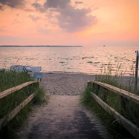 Strandliebe In Scharbeutz, Stilvolle Ferienwohnung, 150m Zum Strand! Sonnenbalkon, Ruhig Gelegen, Kostenfreier Parkplatz, Fahrstuhl * Scharbeutz
