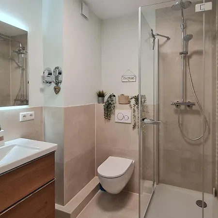 Strandliebe In Scharbeutz, Stilvolle Ferienwohnung, 150m Zum Strand! Sonnenbalkon, Ruhig Gelegen, Kostenfreier Parkplatz, Fahrstuhl Scharbeutz